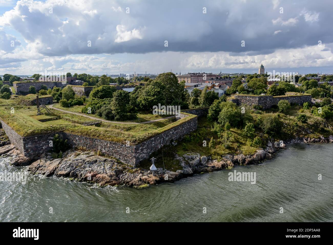 Vista sulla prigione di Suomenlinna e sulle mura di difesa della costa Foto Stock Vista sulla prigione di Suomenlinna e sulle mura di difesa della costa Foto Stock