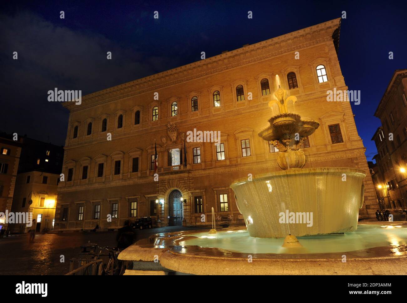 A view of Palazzo Farnese in Rome, Italy on december 12, 2014. Palazzo Farnese, which currently houses the French embassy is the most monumental of Roman Renaissance palaces, in Rome, Italy. First designed in 1517 for the Farnese family, the palace building expanded in size and conception when Alessandro Farnese became Pope Paul III in 1534. Its building history involved some of the most prominent Italian architects of the 16th century.After the extinction of the Farnese family it passed by inheritance to the king of Naples.The Palazzo was inherited from the Farnese by the Bourbon kings of Nap Foto Stock