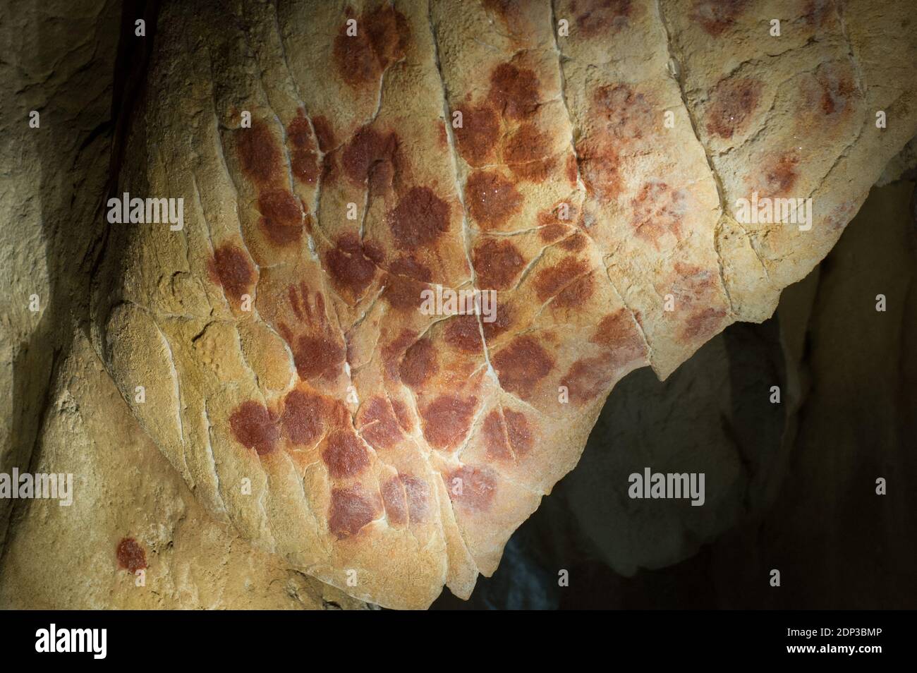 Riproduzioni in scala completa di affreschi rinvenuti nella grotta di Pont-D'Arc, nota anche come grotta di Chauvet, sono in mostra il 10 aprile 2015 a Vallon Pont D'Arc, Francia. Gli affreschi sono stati riprodotti dall'artista grafico e ricercatore francese Gilles Tosello, per replicare la grotta di Chauvet che si trova nella regione di Ardeche, nel sud della Francia. Sono le pitture rupestri più antiche del mondo, con stampe a mano e raffigurazioni di cavalli e altri animali datati circa 30,000-32,000 anni fa. Foto di Thierry Orban/ABACAPRESS.COM Foto Stock