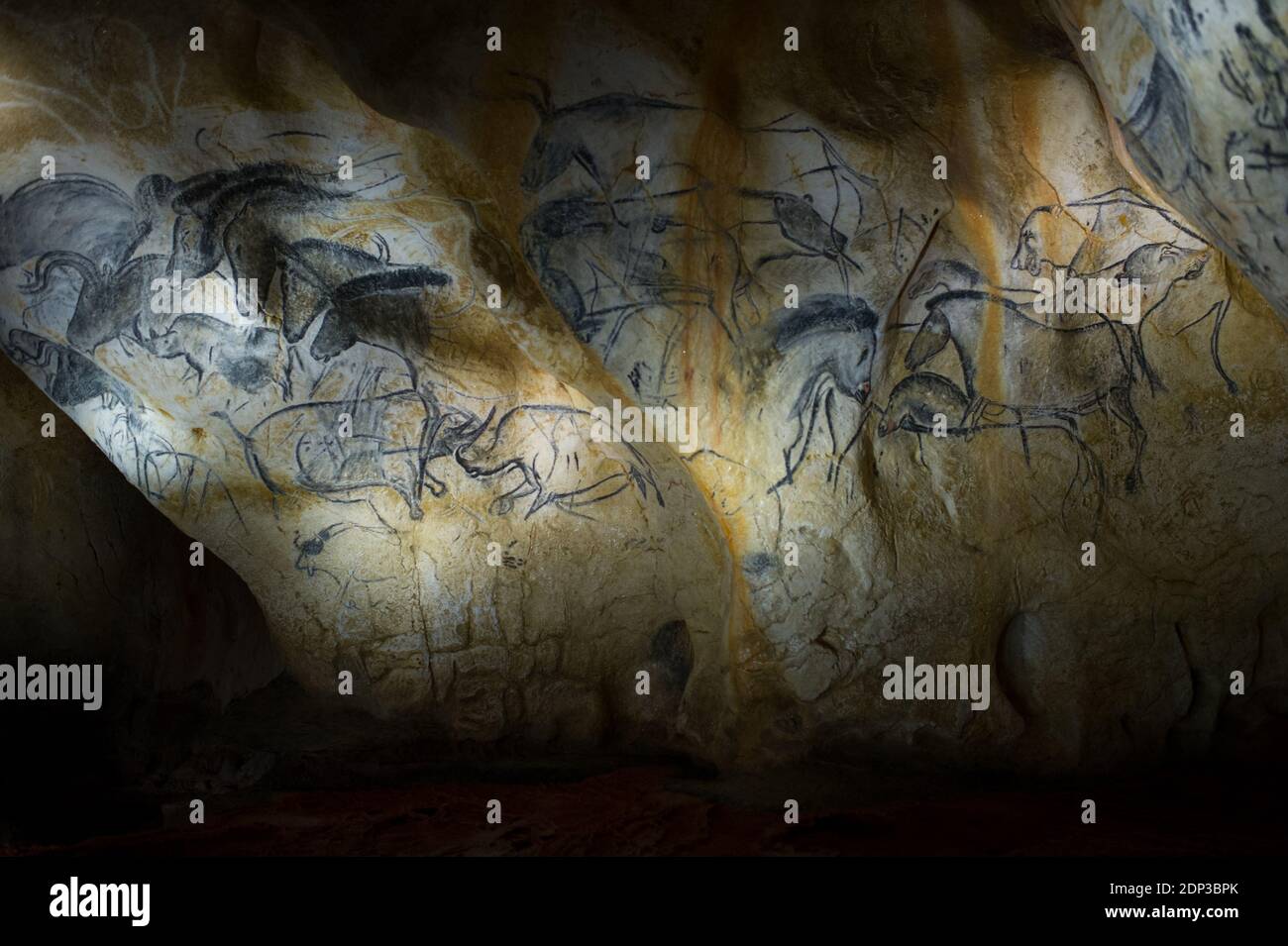 Riproduzioni in scala completa di affreschi rinvenuti nella grotta di Pont-D'Arc, nota anche come grotta di Chauvet, sono in mostra il 10 aprile 2015 a Vallon Pont D'Arc, Francia. Gli affreschi sono stati riprodotti dall'artista grafico e ricercatore francese Gilles Tosello, per replicare la grotta di Chauvet che si trova nella regione di Ardeche, nel sud della Francia. Sono le pitture rupestri più antiche del mondo, con stampe a mano e raffigurazioni di cavalli e altri animali datati circa 30,000-32,000 anni fa. Foto di Thierry Orban/ABACAPRESS.COM Foto Stock