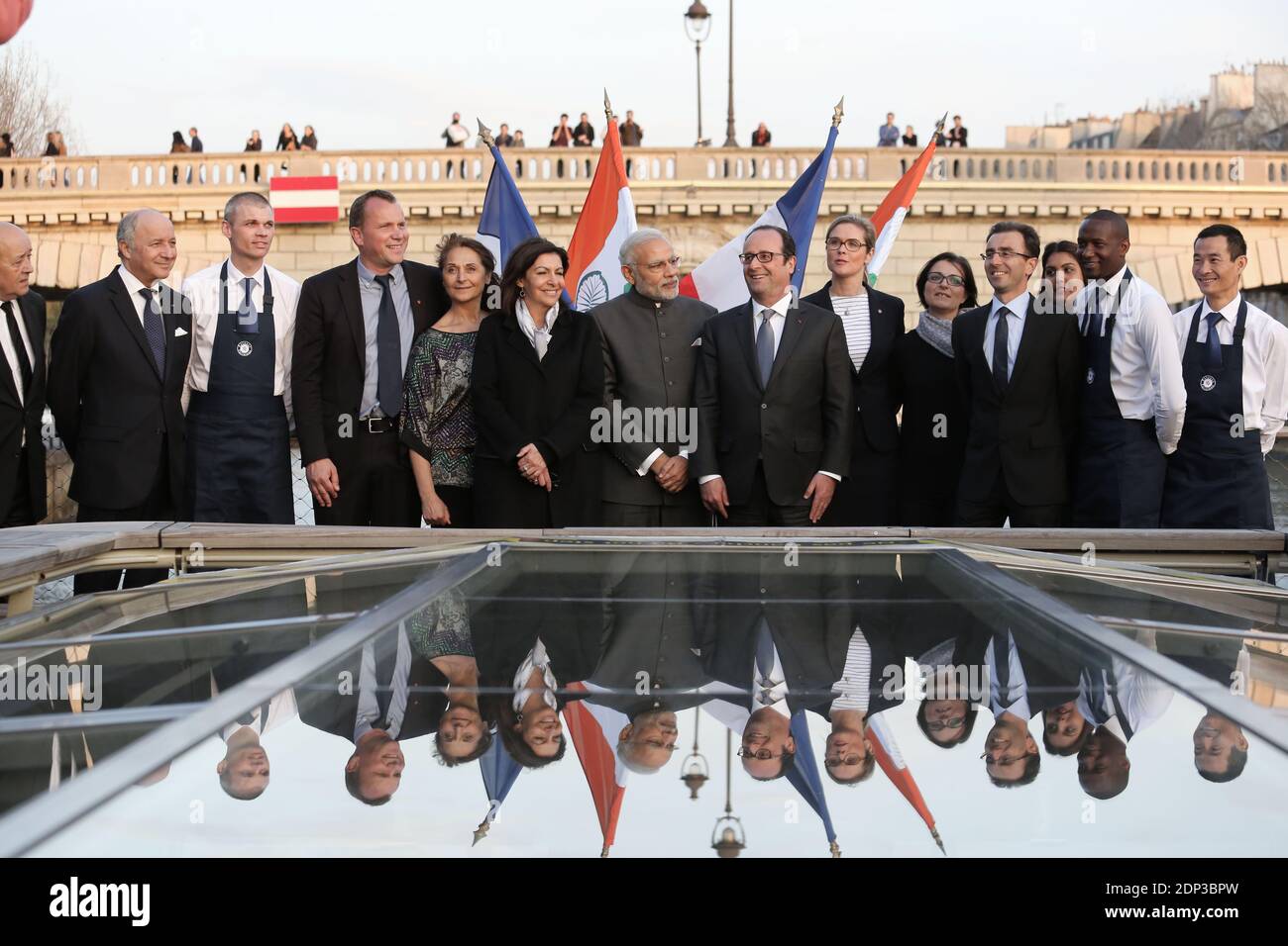 Il primo ministro indiano Narendra modi e il presidente francese Francois Hollande, nonché il ministro degli Affari esteri francese Laurent Fabius, il ministro della Difesa Jean-Yves le Drian e il sindaco di Parigi Anne Hidalgo hanno fatto un giro in barca lungo la Senna a Parigi, in Francia, il 10 aprile 2015. All’inizio di oggi modi ha annunciato che Nuova Delhi aveva ordinato 36 aerei da combattimento Rafale dalla Francia in un accordo multimiliardi di euro che è stato anni in preparazione. Foto di Hamilton/Pool/ABACAPRESS.COM Foto Stock