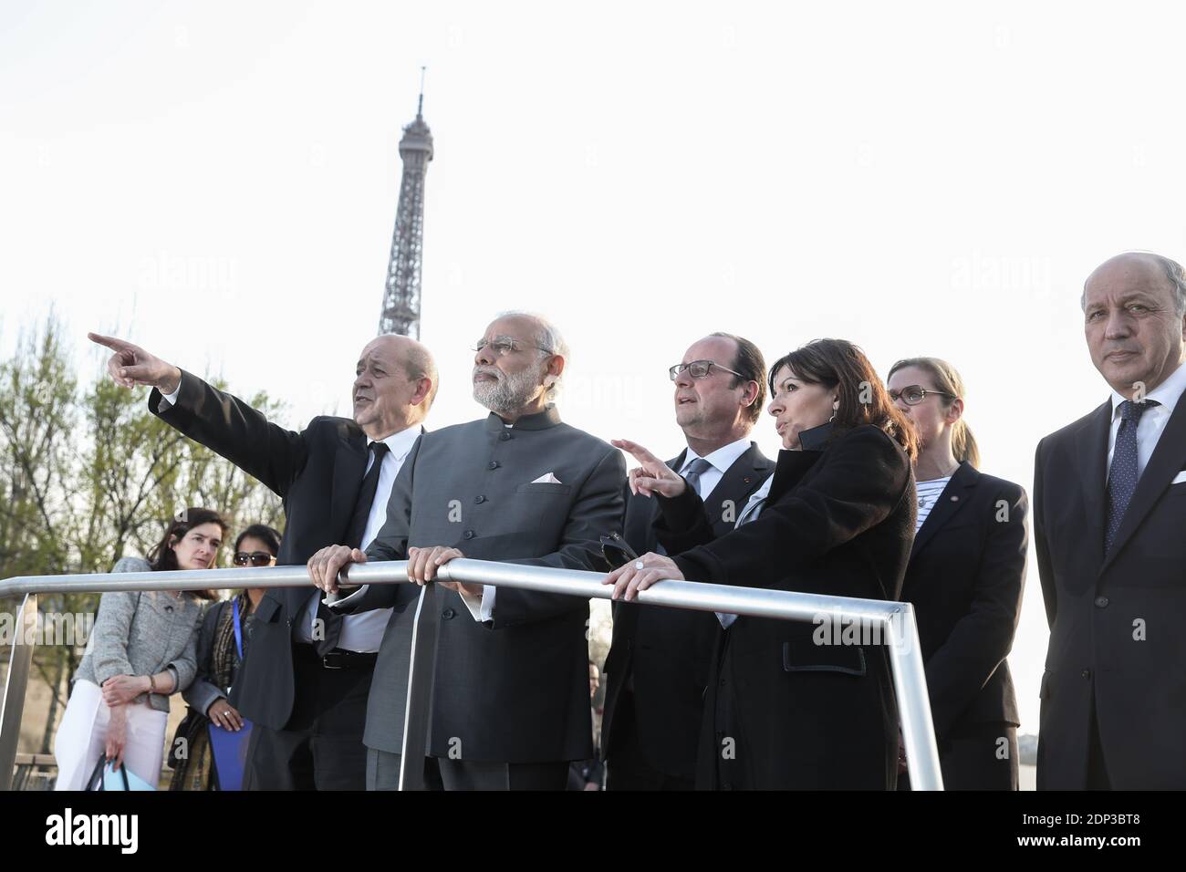 Il primo ministro indiano Narendra modi e il presidente francese Francois Hollande, nonché il ministro degli Affari esteri francese Laurent Fabius, il ministro della Difesa Jean-Yves le Drian e il sindaco di Parigi Anne Hidalgo hanno fatto un giro in barca lungo la Senna a Parigi, in Francia, il 10 aprile 2015. All’inizio di oggi modi ha annunciato che Nuova Delhi aveva ordinato 36 aerei da combattimento Rafale dalla Francia in un accordo multimiliardi di euro che è stato anni in preparazione. Foto di Hamilton/Pool/ABACAPRESS.COM Foto Stock