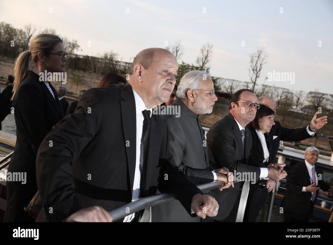 Il primo ministro indiano Narendra modi e il presidente francese Francois Hollande, nonché il ministro degli Affari esteri francese Laurent Fabius, il ministro della Difesa Jean-Yves le Drian e il sindaco di Parigi Anne Hidalgo hanno fatto un giro in barca lungo la Senna a Parigi, in Francia, il 10 aprile 2015. All’inizio di oggi modi ha annunciato che Nuova Delhi aveva ordinato 36 aerei da combattimento Rafale dalla Francia in un accordo multimiliardi di euro che è stato anni in preparazione. Foto di Hamilton/Pool/ABACAPRESS.COM Foto Stock