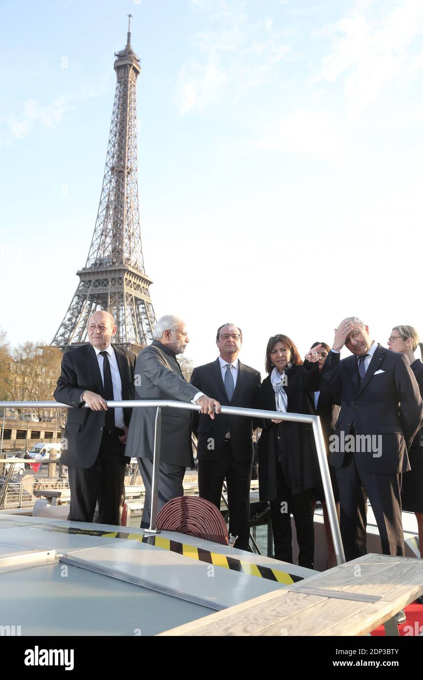 Il primo ministro indiano Narendra modi e il presidente francese Francois Hollande, nonché il ministro degli Affari esteri francese Laurent Fabius, il ministro della Difesa Jean-Yves le Drian e il sindaco di Parigi Anne Hidalgo hanno fatto un giro in barca lungo la Senna a Parigi, in Francia, il 10 aprile 2015. All’inizio di oggi modi ha annunciato che Nuova Delhi aveva ordinato 36 aerei da combattimento Rafale dalla Francia in un accordo multimiliardi di euro che è stato anni in preparazione. Foto di Hamilton/Pool/ABACAPRESS.COM Foto Stock