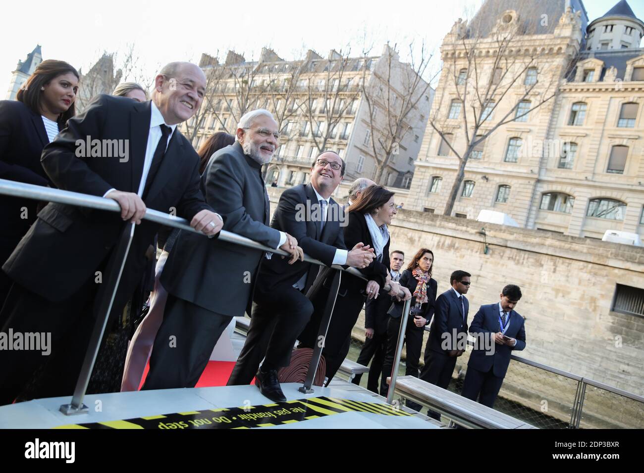 Il primo ministro indiano Narendra modi e il presidente francese Francois Hollande, nonché il ministro degli Affari esteri francese Laurent Fabius, il ministro della Difesa Jean-Yves le Drian e il sindaco di Parigi Anne Hidalgo hanno fatto un giro in barca lungo la Senna a Parigi, in Francia, il 10 aprile 2015. All’inizio di oggi modi ha annunciato che Nuova Delhi aveva ordinato 36 aerei da combattimento Rafale dalla Francia in un accordo multimiliardi di euro che è stato anni in preparazione. Foto di Hamilton/Pool/ABACAPRESS.COM Foto Stock