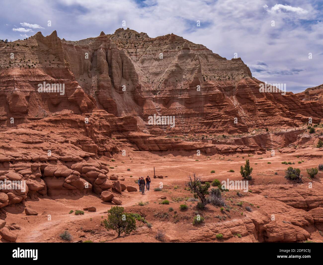 Escursionisti sul sentiero Angel's Palace Trail, Kodachrome Basin state Park, Cannonville, Utah. Foto Stock