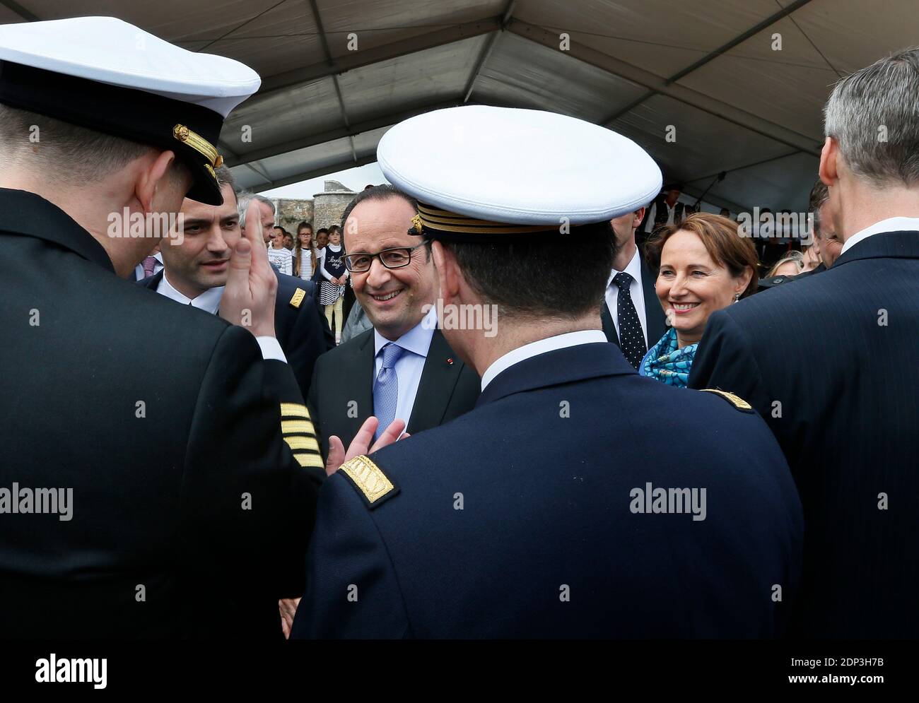 Il presidente francese Francois Hollande, il ministro francese dell'ecologia, dello sviluppo sostenibile e dell'energia Segolene Royal, comandante dell'Hermione Yann Cariou e Benedetto Donnelly, presidente dell'Associazione Hermione la Fayette, Rochefort partecipano alla cerimonia di partenza della fregata "l'Hermione", Una replica della barca che ha portato il marchese de Lafayette in America per aiutare i coloni ribelli nella lotta contro i cappotti rossi nel 1780, a Fouras, Francia il 18 aprile 2015. La barca parte da Fouras nel pomeriggio e naviga verso gli Stati Uniti con Philadelphia, New York e Bo Foto Stock