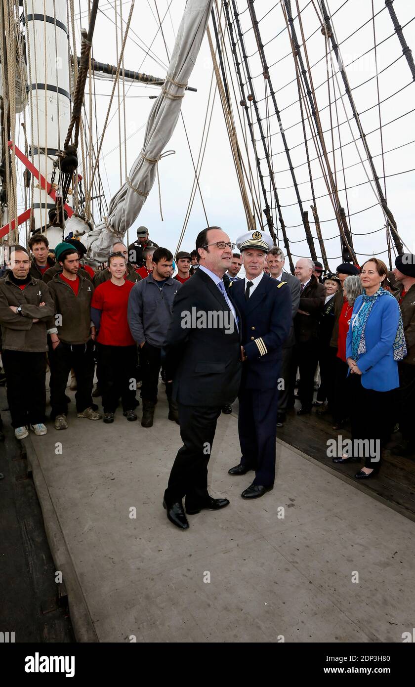 Il presidente francese Francois Hollande, il ministro francese dell'ecologia, dello sviluppo sostenibile e dell'energia Segolene Royal, comandante dell'Hermione Yann Cariou e Benedetto Donnelly, presidente dell'Associazione Hermione la Fayette, Rochefort partecipano alla cerimonia di partenza della fregata "l'Hermione", Una replica della barca che ha portato il marchese de Lafayette in America per aiutare i coloni ribelli nella lotta contro i cappotti rossi nel 1780, a Fouras, Francia il 18 aprile 2015. La barca parte da Fouras nel pomeriggio e naviga verso gli Stati Uniti con Philadelphia, New York e Bo Foto Stock