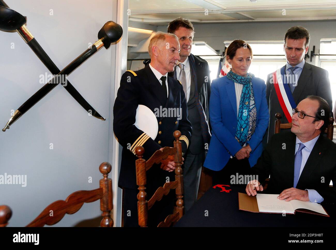 Il presidente francese Francois Hollande, il ministro francese dell'ecologia, dello sviluppo sostenibile e dell'energia Segolene Royal, comandante dell'Hermione Yann Cariou e Benedetto Donnelly, presidente dell'Associazione Hermione la Fayette, Rochefort partecipano alla cerimonia di partenza della fregata "l'Hermione", Una replica della barca che ha portato il marchese de Lafayette in America per aiutare i coloni ribelli nella lotta contro i cappotti rossi nel 1780, a Fouras, Francia il 18 aprile 2015. La barca parte da Fouras nel pomeriggio e naviga verso gli Stati Uniti con Philadelphia, New York e Bo Foto Stock