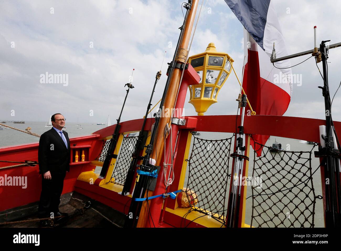 Il presidente francese Francois Hollande, il ministro francese dell'ecologia, dello sviluppo sostenibile e dell'energia Segolene Royal, comandante dell'Hermione Yann Cariou e Benedetto Donnelly, presidente dell'Associazione Hermione la Fayette, Rochefort partecipano alla cerimonia di partenza della fregata "l'Hermione", Una replica della barca che ha portato il marchese de Lafayette in America per aiutare i coloni ribelli nella lotta contro i cappotti rossi nel 1780, a Fouras, Francia il 18 aprile 2015. La barca parte da Fouras nel pomeriggio e naviga verso gli Stati Uniti con Philadelphia, New York e Bo Foto Stock