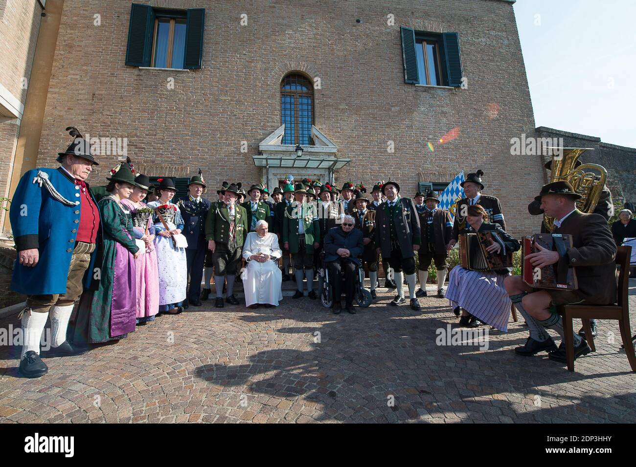 Il 16 aprile 2015 Papa Benedetto XVI, in pensione, celebra il suo ottantottantesimo compleanno con una festa e una pinta di birra insieme ad un gruppo di bavaresi nei giardini Vaticani. Il Papa emerito Benedetto era accompagnato dal fratello maggiore, Mons. Georg Ratzinger, e dal suo segretario privato di lunga data Georg Ganswein. Foto di ABACAPRESS.COM Foto Stock