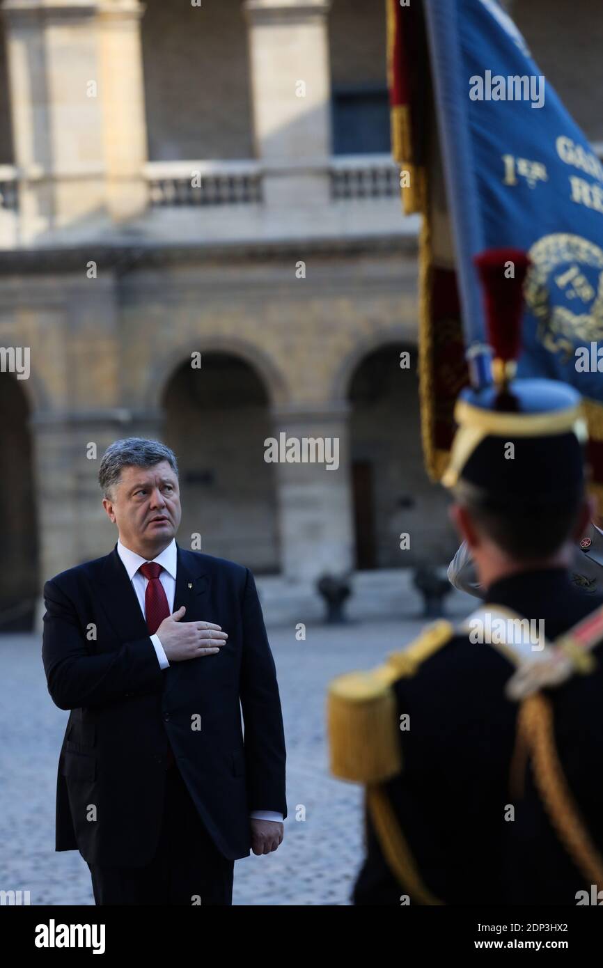 Il presidente ucraino Petro Porochenko durante una cerimonia di benvenuto all'Hotel des Invalides a Parigi, Francia, il 22 aprile 2015. Porochenko è in visita di un giorno in Francia per incontrare il presidente Francois Hollande per discutere della situazione in Ucraina. Foto di Hamilton/Pool/ABACAPRESS.COM Foto Stock