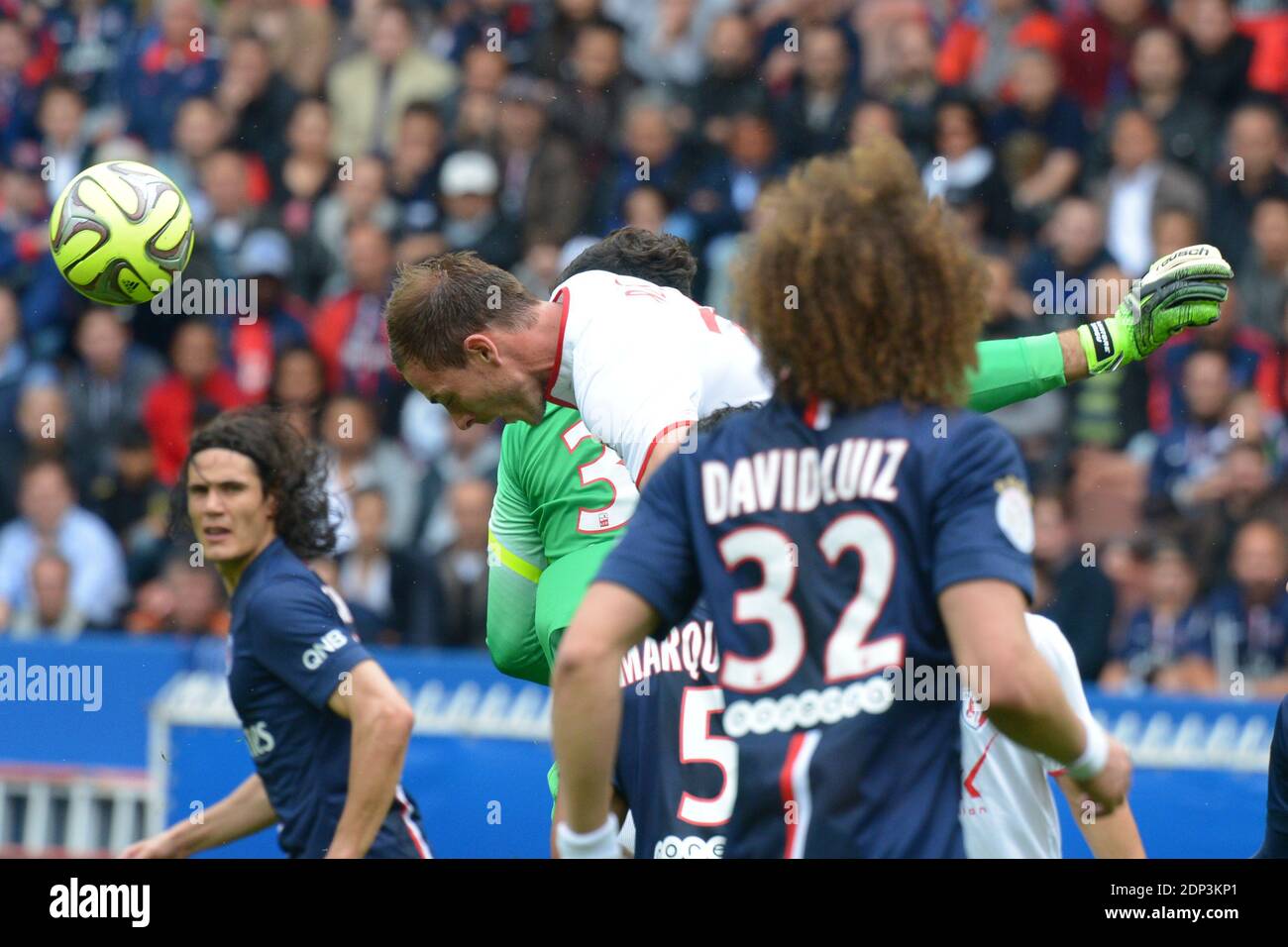 Lille's Nolan Roux durante la prima partita di calcio della Francia, Paris-St-Germain vs Lille allo stadio Parc des Princes di Parigi, Francia, il 25 aprile 2015. PSG ha vinto 6-1. Foto di Henri Szwarc/ABACAPRESS.COM Foto Stock