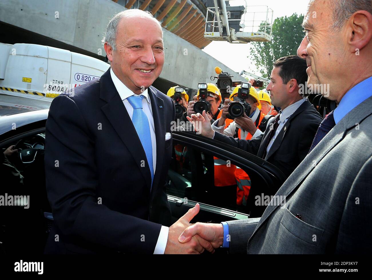 Il Ministro degli Affari Esteri francese Laurent Fabius e il Sindaco di Bordeaux Alain Juppe visitano il sito della Città delle civiltà del vino (Cité des Civilizations Du Vin), in costruzione a Bordeaux (Francia) il 25 aprile 2015. Foto di Patrick Bernard-Quentin Salinier/ABACAPRESS.COM Foto Stock