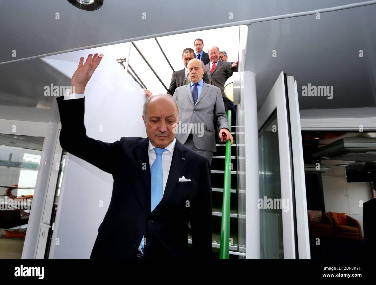 Il Ministro degli Affari Esteri francese Laurent Fabius e il Sindaco di Bordeaux Alain Juppe visitano il sito della Città delle civiltà del vino (Cité des Civilizations Du Vin), in costruzione a Bordeaux (Francia) il 25 aprile 2015. Foto di Patrick Bernard-Quentin Salinier/ABACAPRESS.COM Foto Stock