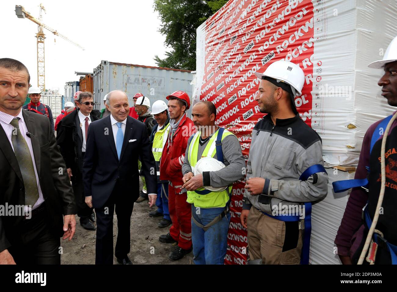 Il Ministro degli Affari Esteri francese Laurent Fabius e il Sindaco di Bordeaux Alain Juppe visitano il sito della Città delle civiltà del vino (Cité des Civilizations Du Vin), in costruzione a Bordeaux (Francia) il 25 aprile 2015. Foto di Patrick Bernard-Quentin Salinier/ABACAPRESS.COM Foto Stock