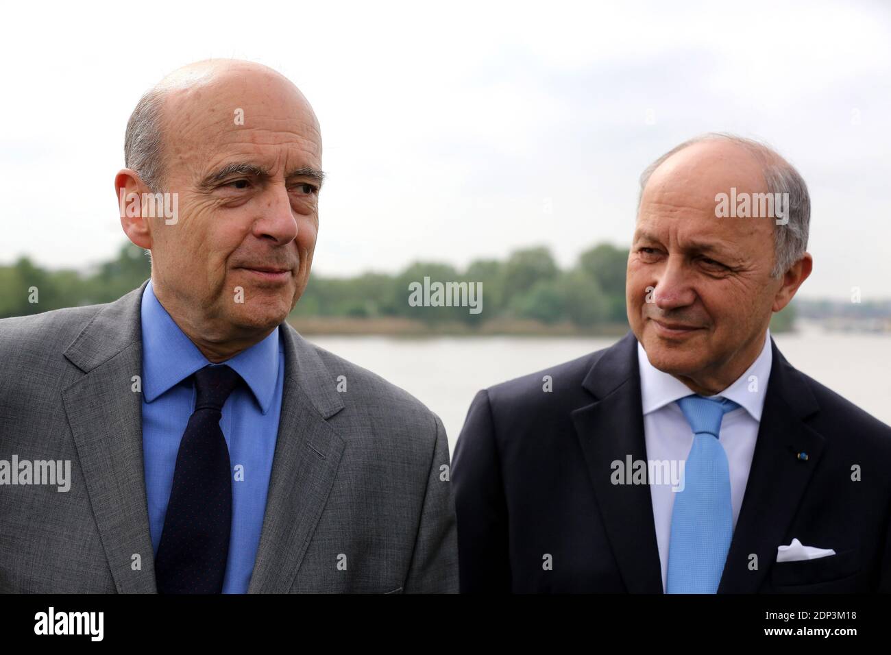 Il Ministro degli Affari Esteri francese Laurent Fabius e il Sindaco di Bordeaux Alain Juppe visitano il sito della Città delle civiltà del vino (Cité des Civilizations Du Vin), in costruzione a Bordeaux (Francia) il 25 aprile 2015. Foto di Patrick Bernard-Quentin Salinier/ABACAPRESS.COM Foto Stock