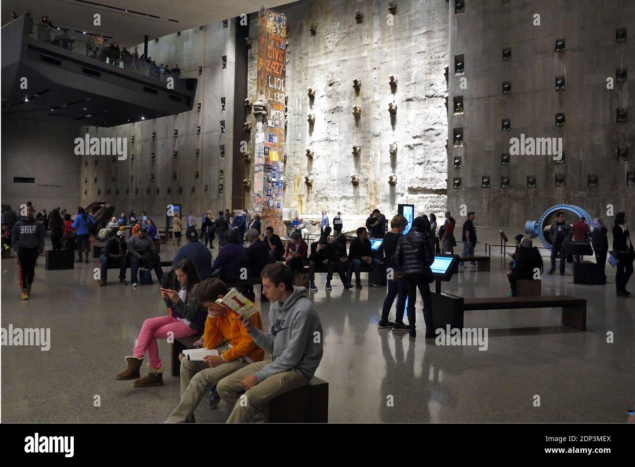 Vista interna del National 9/11 Memorial Museum a Lower Manhattan, New York City, NY, USA il 2 aprile 2015. Il museo si trova all'interno del cuore archeologico del sito originale del WTC e rende omaggio alle 2.977 vittime degli attacchi terroristici del 11 settembre 2001. Ospita più di 10,000 manufatti, 23,000 fotografie, 1,900 storie orali e 500 ore di film e video. Parte della parete di liquame che ha tenuto indietro l'acqua di fiume di Hudson è fra i manufatti mobili. Foto di Pascal Parrot/ABACAPRESS.COM Foto Stock