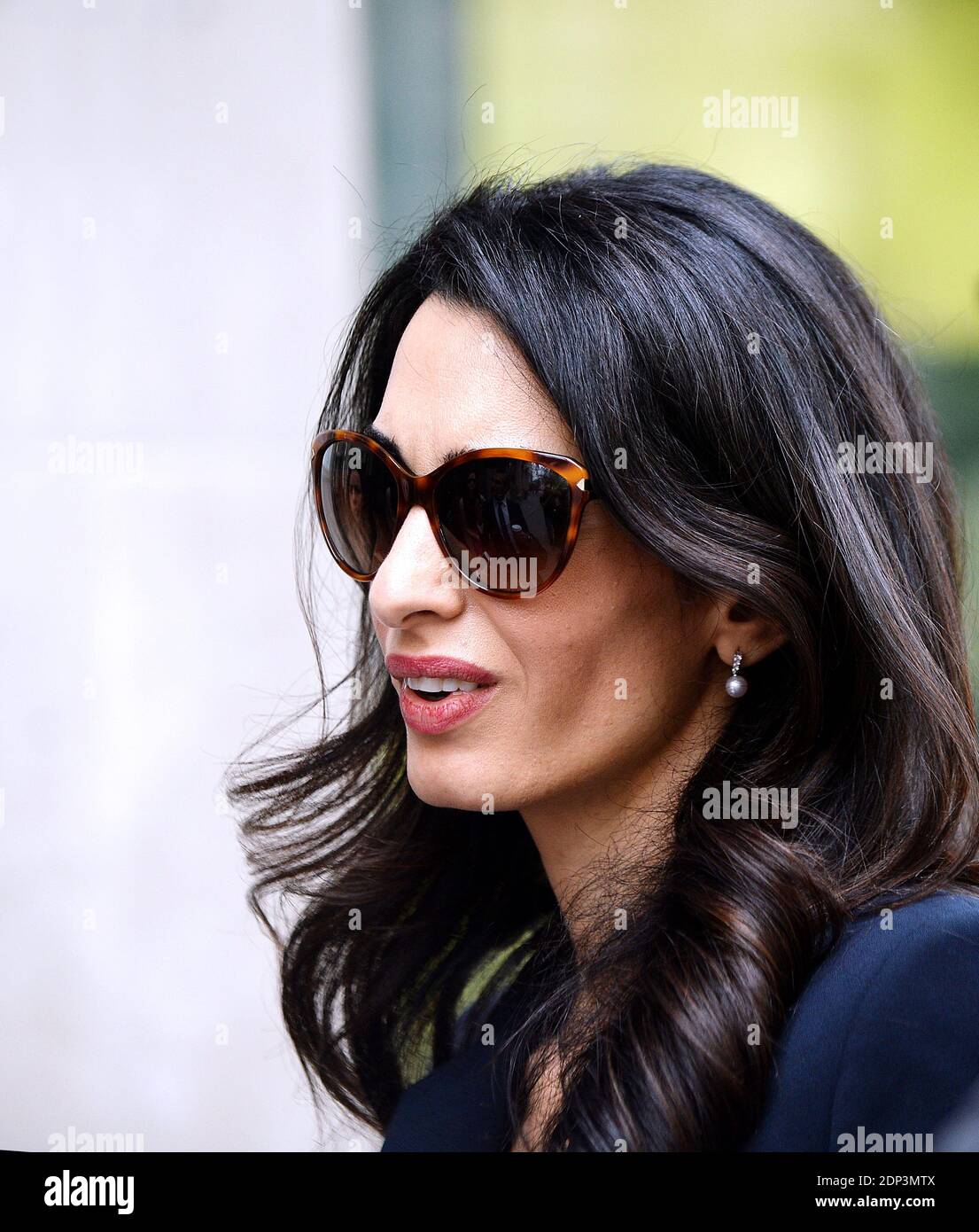 Avvocato internazionale Amal Clooney, moglie di attore George Clooney lascia il National Press Club dopo una conferenza stampa con Laila Ali, moglie di ex presidente imprigionato delle Maldive Mohamed Nasheed 30 aprile 2015 a Washington, D.C. Foto di Olivier Douliery/ABACAPRESS.COM Foto Stock