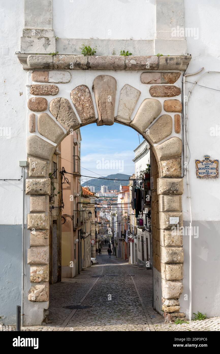 Setubal, Portogallo - 18 dicembre 2020: La porta della città vecchia che conduce al centro storico della città di Setubal Foto Stock