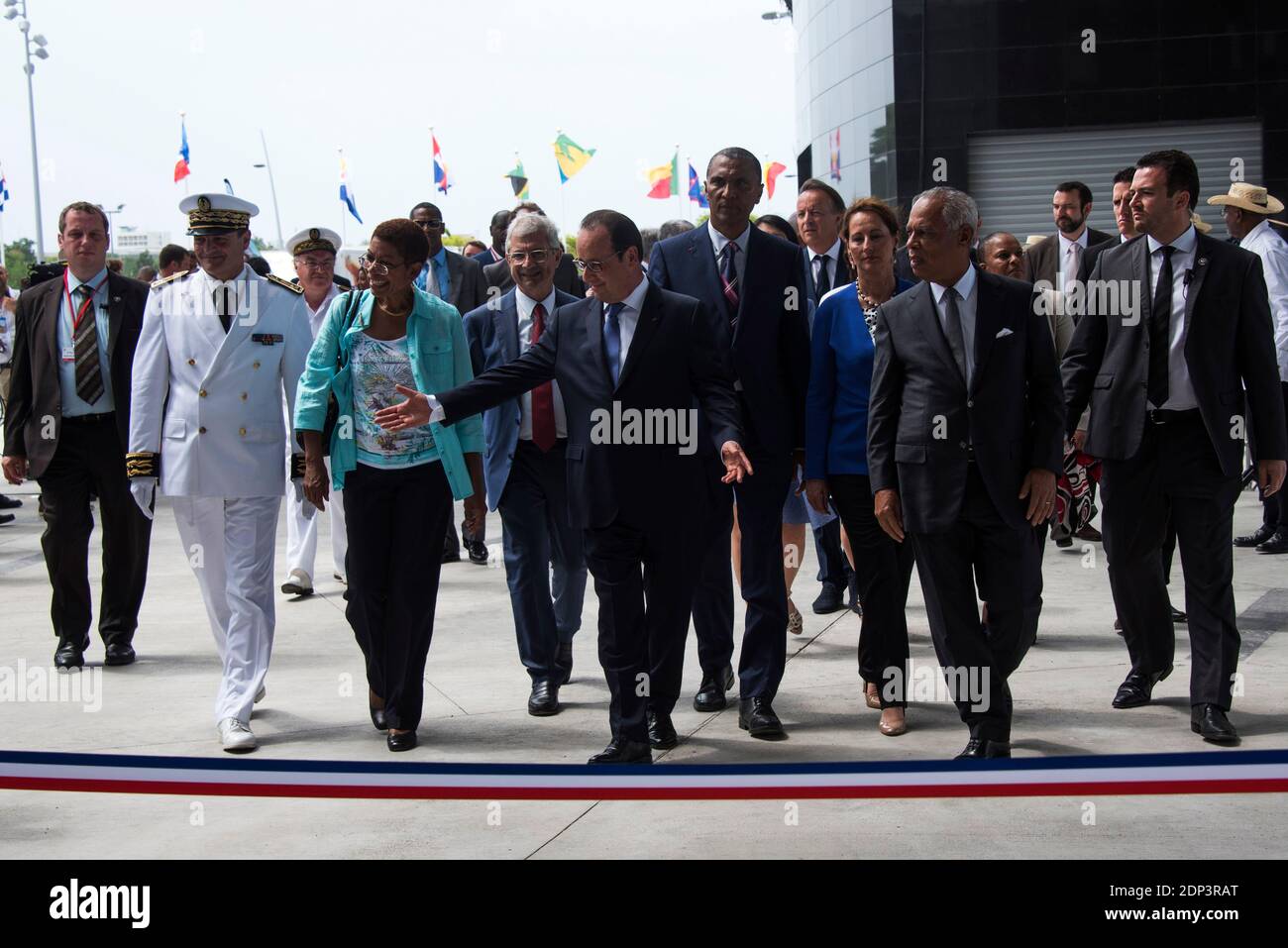 Il presidente francese François Hollande (C), affiancato dal ministro francese dei territori d'oltremare George Pau-Langevin (2° L), dal ministro dell'ecologia, dello sviluppo sostenibile e dell'energia Segolene (3° R) e dal presidente del Consiglio regionale del dipartimento francese d'oltremare della Guadalupa Victorin Lurel (2° R), inaugura il Memorial ACTE, Il Centro caraibico di espressione e memoria della schiavitù e del commercio degli schiavi in occasione della Giornata nazionale per l'abolizione della schiavitù e del commercio degli schiavi in Francia, a Pointe-a-Pitre, Guadalupa, Antille francesi, il 10 maggio 2015. Il centro è stato progettato Foto Stock