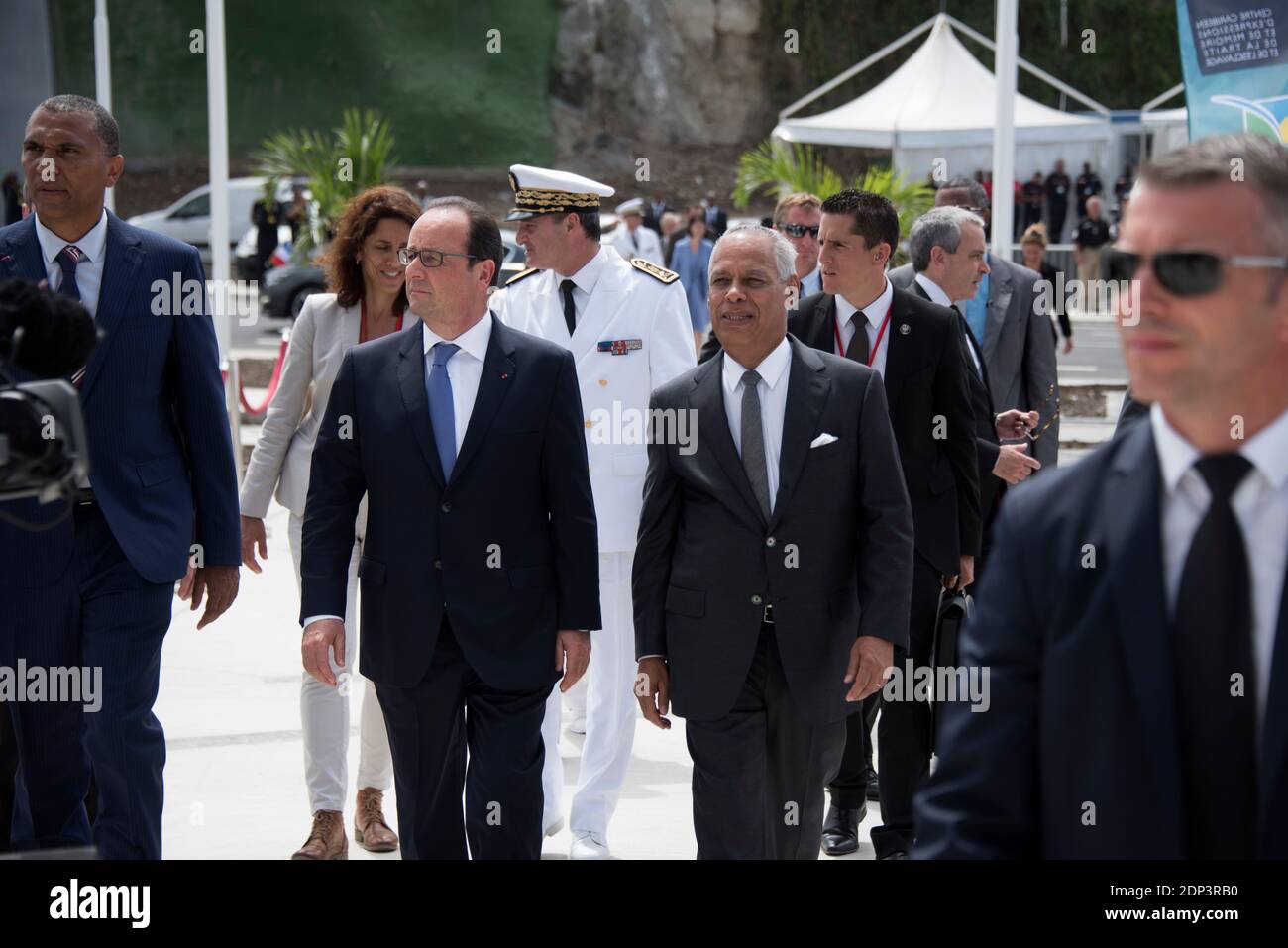 Il presidente francese François Hollande (II L), affiancato dal presidente del Consiglio regionale del dipartimento francese d'oltremare della Guadalupa Victorin Lurel, arriva per inaugurare il Memorial ACTE, Il Centro caraibico di espressione e memoria della schiavitù e del commercio degli schiavi in occasione della Giornata nazionale per l'abolizione della schiavitù e del commercio degli schiavi in Francia, a Pointe-a-Pitre, Guadalupa, Antille francesi, il 10 maggio 2015. Il centro è stato progettato dagli architetti Pascal Berthelot, Jean-Michel Mocka-Celestino, Fabien Dore e Michael Marton. Francois Hollande è in una visita di cinque giorni al Caribe Foto Stock