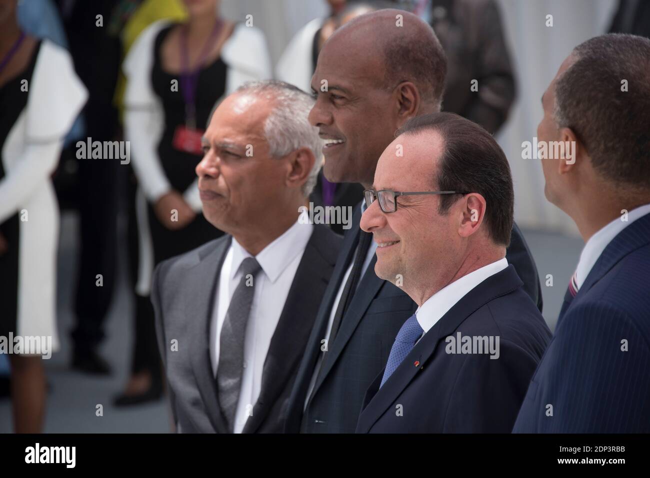 Il presidente francese François Hollande (2° R) e il presidente del Consiglio regionale del dipartimento francese d'oltremare della Guadalupa Victorin Lurel (L), inaugurano il Memorial ACTE, Il Centro caraibico di espressione e memoria della schiavitù e del commercio degli schiavi in occasione della Giornata nazionale per l'abolizione della schiavitù e del commercio degli schiavi in Francia, a Pointe-a-Pitre, Guadalupa, Antille francesi, il 10 maggio 2015. Il centro è stato progettato dagli architetti Pascal Berthelot, Jean-Michel Mocka-Celestino, Fabien Dore e Michael Marton. Francois Hollande è in visita di cinque giorni ai Caraibi, tra cui M Foto Stock