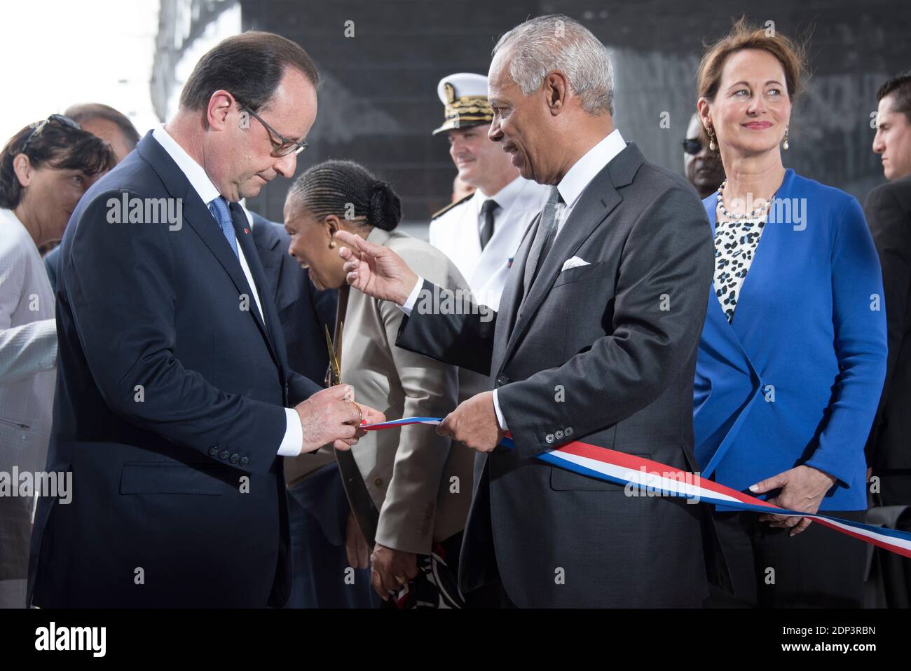 Il presidente francese François Hollande (L) e il presidente del Consiglio regionale del dipartimento francese d'oltremare della Guadalupa Victorin Lurel (2° R), affiancati dal ministro dell'ecologia, dello sviluppo sostenibile e dell'energia Segolene, inaugurano il Memorial ACTE, Il Centro caraibico di espressione e memoria della schiavitù e del commercio degli schiavi in occasione della Giornata nazionale per l'abolizione della schiavitù e del commercio degli schiavi in Francia, a Pointe-a-Pitre, Guadalupa, Antille francesi, il 10 maggio 2015. Il centro è stato progettato dagli architetti Pascal Berthelot, Jean-Michel Mocka-Celestino, Fabien Dore e Michael Foto Stock