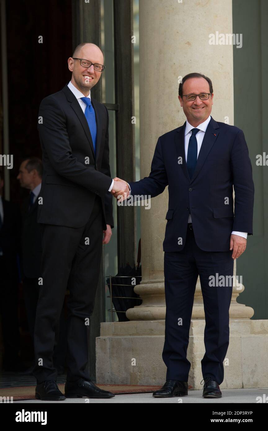 Il presidente francese Francois Hollande dà il benvenuto al primo ministro ucraino Arseniy Yatsenyk al suo arrivo per un incontro al palazzo presidenziale Elysee il 13 maggio 2015 a Parigi. Foto di Thierry Orban/ABACAPRESS.COM Foto Stock