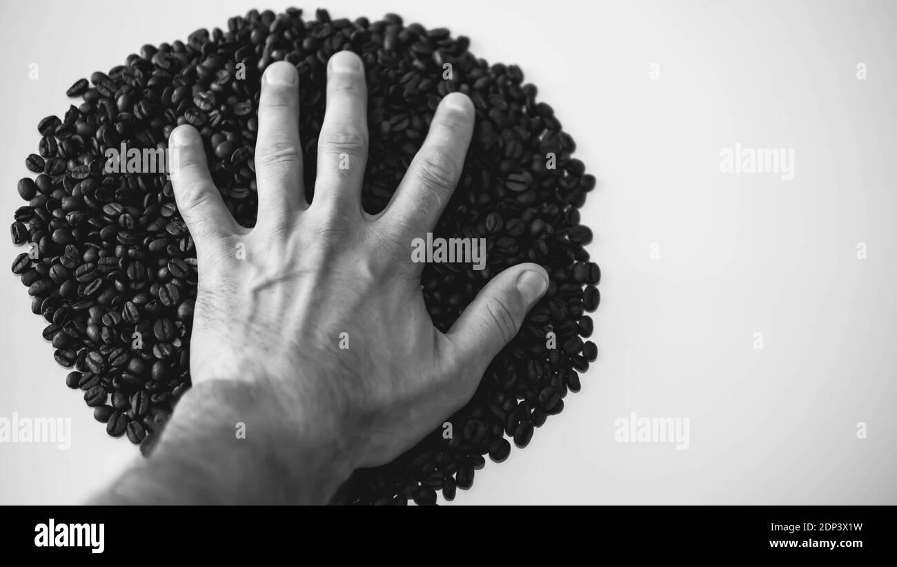 Chicchi di caffè tostati profumati. Logo realizzato con chicchi di caffè, chicchi naturali, vista dall'alto, primo piano, immagine in bianco e nero. Foto Stock