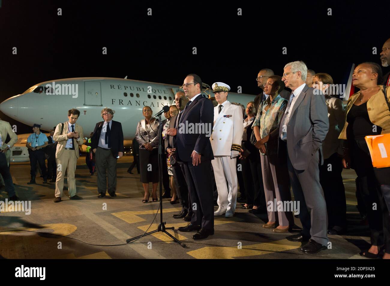 Il presidente francese Francois Hollande ha pronunciato il suo discorso in qualità di presidente del consiglio regionale della Guadalupa Victorin Lurel, ministro dei territori d'oltremare George Pau-Langevin, presidente dell'Assemblea nazionale Claude Bartolone e ministro della giustizia Christiane Taubira Look on, dopo l'atterraggio all'aeroporto internazionale di Pointe-a-Pitre, Guadalupa, Antille francesi, il 9 maggio 2015. Il presidente francese Francois Hollande partecipa a un tour di cinque giorni nei Caraibi, tra cui Guadalupa, Martinica, Cuba e Haiti. Foto di Jacques Witt/piscina/ABACAPRESS.COM Foto Stock