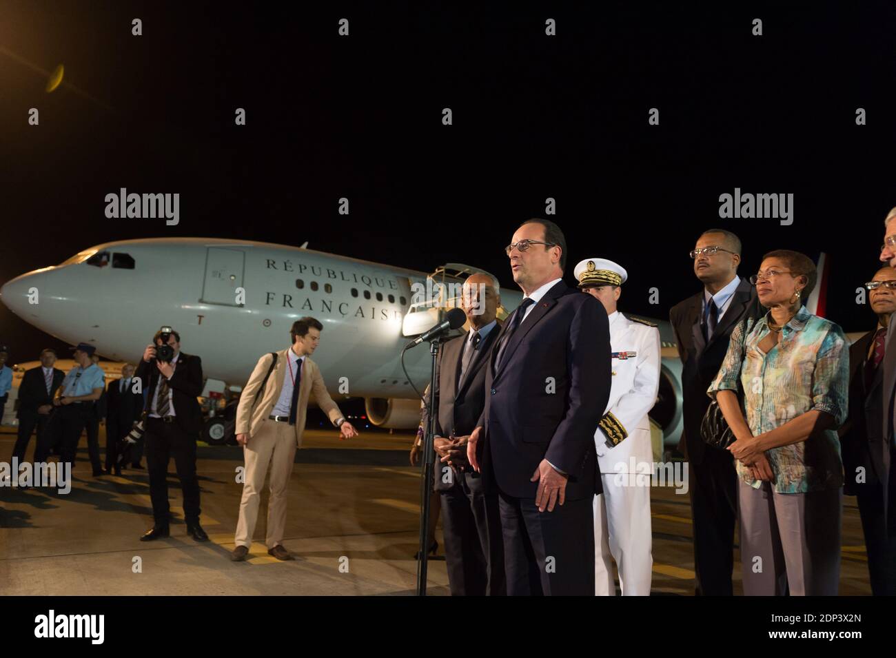 Il presidente francese Francois Hollande ha pronunciato il suo discorso in qualità di presidente del consiglio regionale della Guadalupa Victorin Lurel, ministro dei territori d'oltremare George Pau-Langevin, presidente dell'Assemblea nazionale Claude Bartolone e ministro della giustizia Christiane Taubira Look on, dopo l'atterraggio all'aeroporto internazionale di Pointe-a-Pitre, Guadalupa, Antille francesi, il 9 maggio 2015. Il presidente francese Francois Hollande partecipa a un tour di cinque giorni nei Caraibi, tra cui Guadalupa, Martinica, Cuba e Haiti. Foto di Jacques Witt/piscina/ABACAPRESS.COM Foto Stock