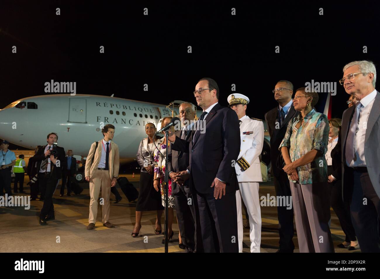 Il presidente francese Francois Hollande ha pronunciato il suo discorso in qualità di presidente del consiglio regionale della Guadalupa Victorin Lurel, ministro dei territori d'oltremare George Pau-Langevin, presidente dell'Assemblea nazionale Claude Bartolone e ministro della giustizia Christiane Taubira Look on, dopo l'atterraggio all'aeroporto internazionale di Pointe-a-Pitre, Guadalupa, Antille francesi, il 9 maggio 2015. Il presidente francese Francois Hollande partecipa a un tour di cinque giorni nei Caraibi, tra cui Guadalupa, Martinica, Cuba e Haiti. Foto di Jacques Witt/piscina/ABACAPRESS.COM Foto Stock