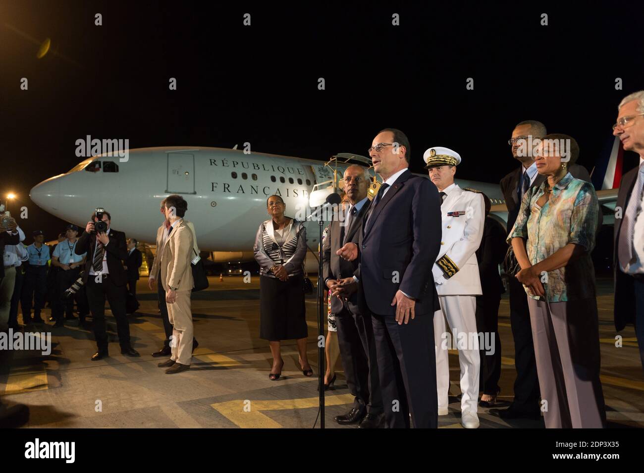 Il presidente francese Francois Hollande ha pronunciato il suo discorso in qualità di presidente del consiglio regionale della Guadalupa Victorin Lurel, ministro dei territori d'oltremare George Pau-Langevin, presidente dell'Assemblea nazionale Claude Bartolone e ministro della giustizia Christiane Taubira Look on, dopo l'atterraggio all'aeroporto internazionale di Pointe-a-Pitre, Guadalupa, Antille francesi, il 9 maggio 2015. Il presidente francese Francois Hollande partecipa a un tour di cinque giorni nei Caraibi, tra cui Guadalupa, Martinica, Cuba e Haiti. Foto di Jacques Witt/piscina/ABACAPRESS.COM Foto Stock