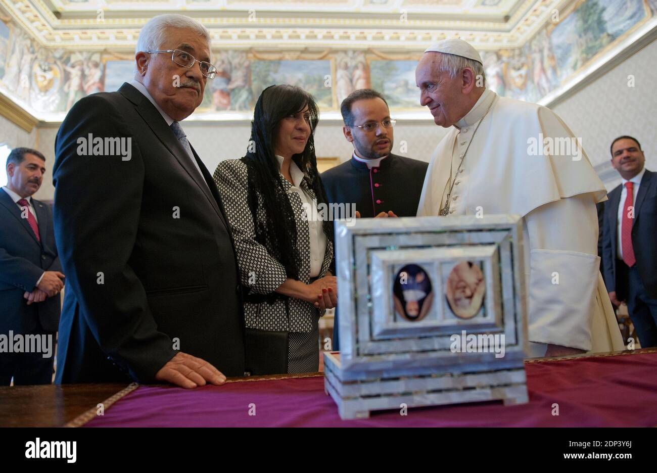 Papa Francesco incontra il presidente palestinese Mahmoud Abbas ( chiamato anche Abou Mazen ) durante un'udienza nella biblioteca privata del Vaticano il 16 maggio 2015. Tre giorni prima che la Santa sede annunciasse che si stava preparando a firmare il suo primo trattato con la Palestina, due anni dopo averlo ufficialmente riconosciuto come Stato. L'incontro giunge un giorno prima che il papa canonizzi due monache palestinesi, che diventeranno le prime arabe palestinesi ad avere la santità. Foto di ABACAPRESS.COM Foto Stock