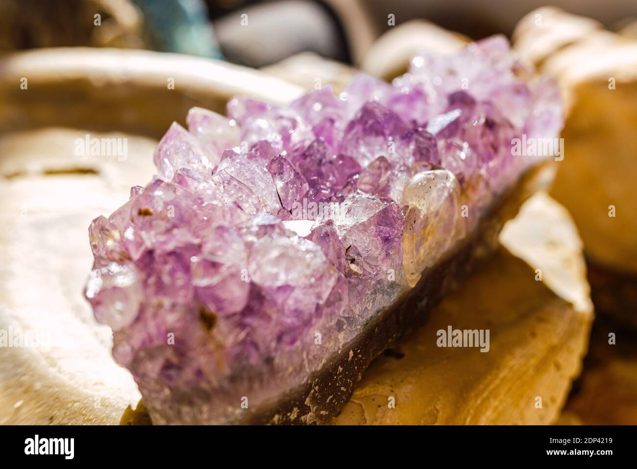 Ametista è una varietà macrocristallina violetta di quarzo Foto Stock