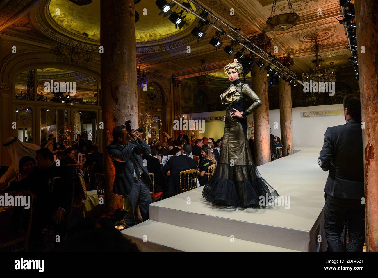 Atmosfera al 'Festival Islamico della Moda' organizzato da ONG malesi, presso l'hotel Carlton, a Cannes, Francia, il 22 maggio 2015, a margine del 68° Festival del Cinema di Cannes. Foto Ammar Abd Rabbo/ABACAPRESS.COM Foto Stock