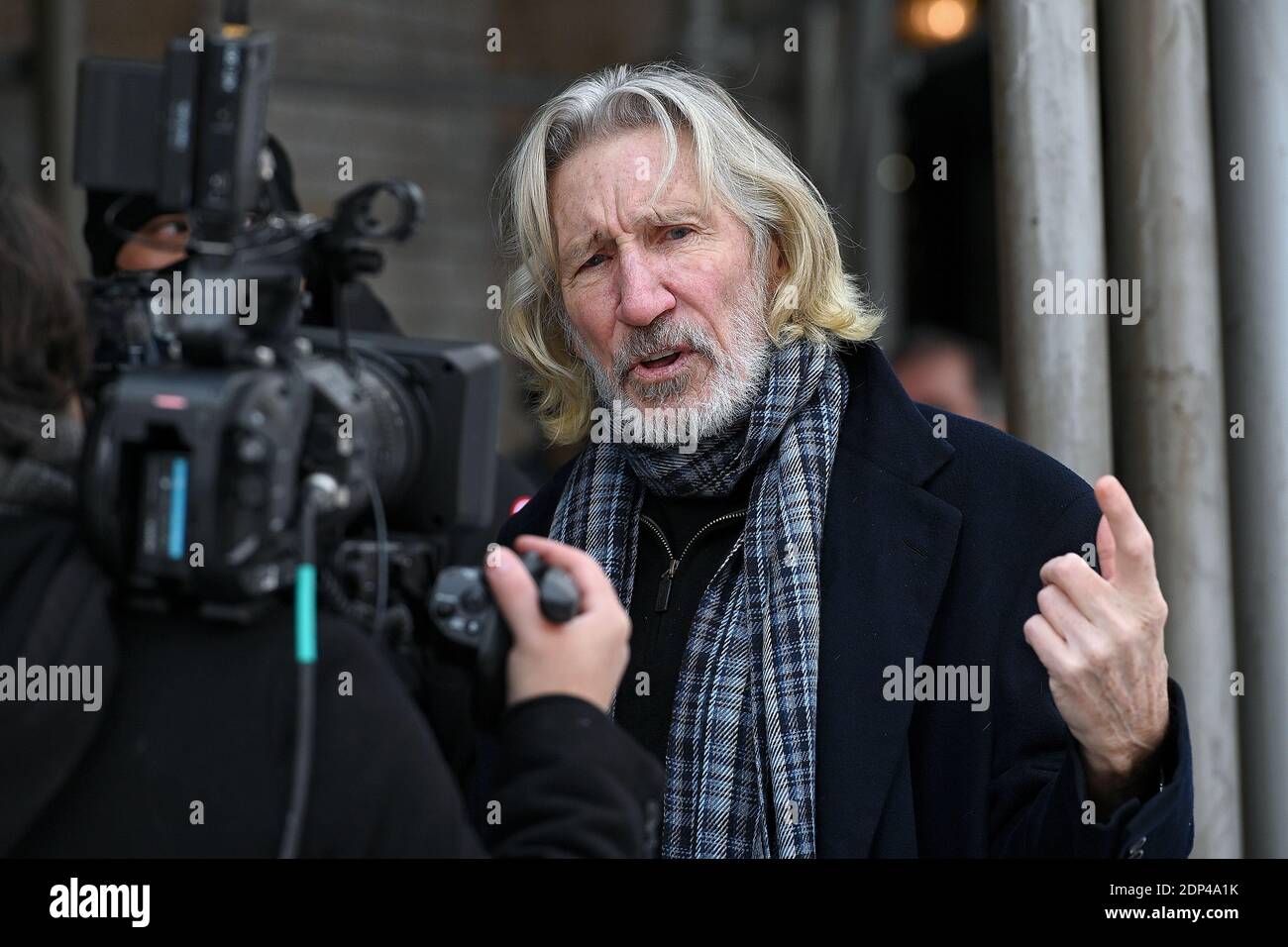 New York, Stati Uniti. 18 Dicembre 2020. Il musicista Roger Waters, co-fondatore della rock band Pink Floyd, partecipa a un rally per U.S, avvocato dei diritti umani Steven Donzinger, per celebrare il suo 500° giorno agli arresti domiciliari, New York, NY, 18 dicembre 2020. Il rally si è tenuto di fronte alla residenza del procuratore Donzinger a New York, confinato nel suo appartamento di Manhattan per gli ultimi 500 giorni con una tassa di disprezzo derivante da un caso che ha implicato una sentenza di 9.5 miliardi di dollari contro Chevron nel 2013, per la devastazione ambientale in Ecuador. (Foto di Anthony Behar/Sipa USA) Credit: Sipa USA/Alamy Live News Foto Stock