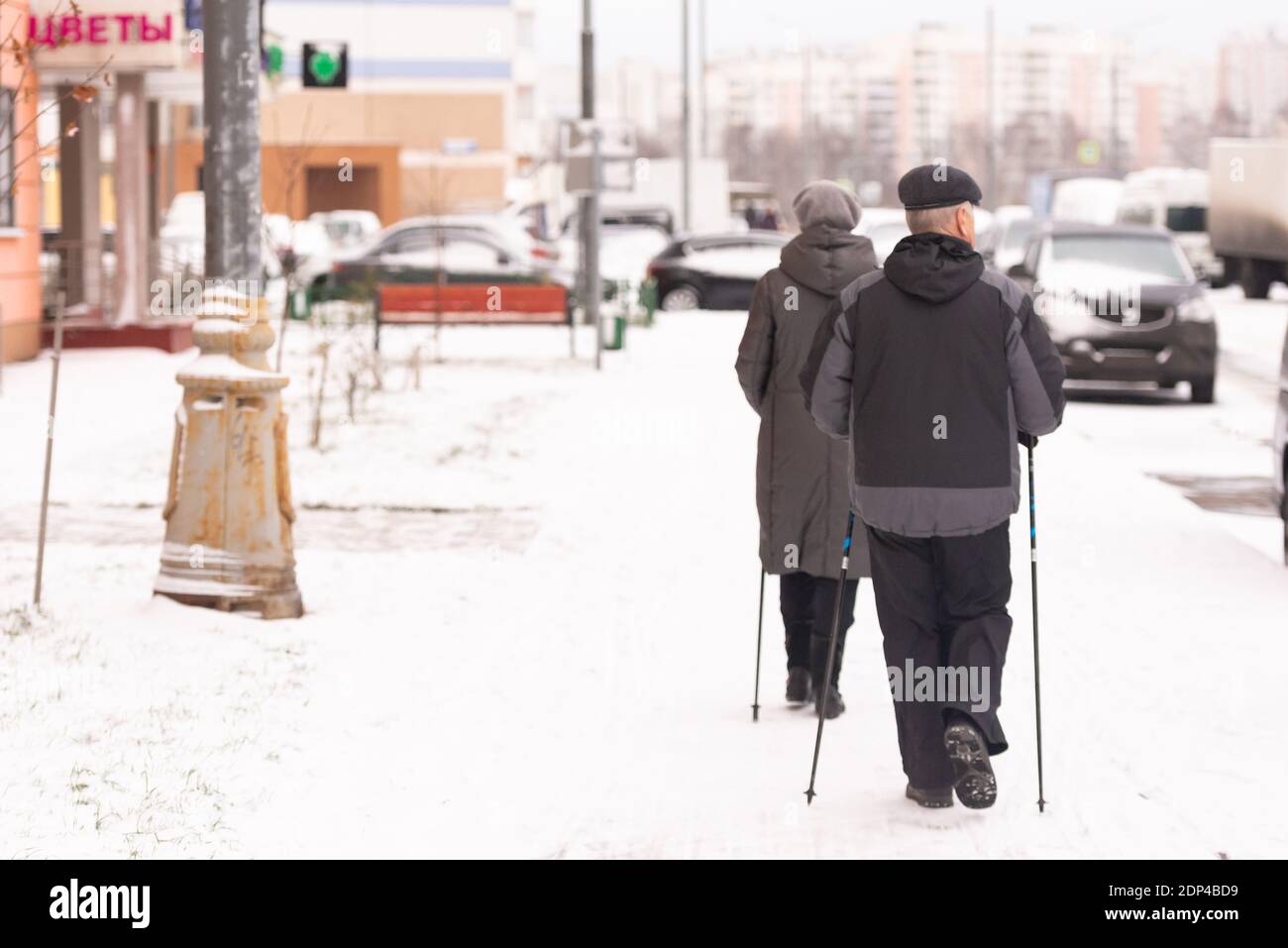 Una coppia anziana cammina con bastoni per nordic walking. Foto Stock