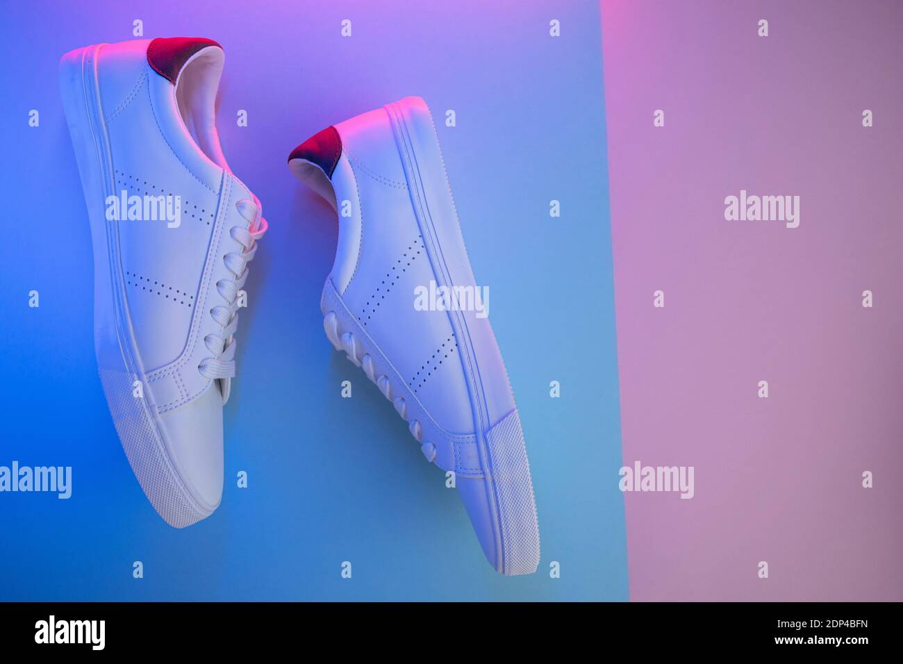 Paio di sneaker su sfondo a colori, vista dall'alto Foto Stock