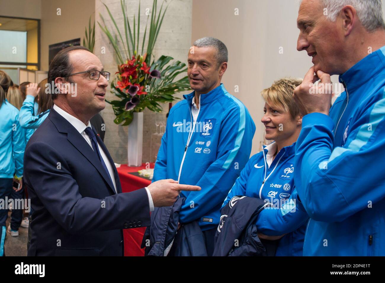 Il presidente francese Francois Hollande ha partecipato ad una conferenza stampa per presentare i membri del '11 Tricolores', un comitato per promuovere l'offerta UEFA euro 2016 in Francia, presso l'auditorium dello Stade de France a Saint-Denis, vicino a Parigi, Francia, il 30 maggio 2015. Foto di Pool/ABACAPRESS.COM Foto Stock
