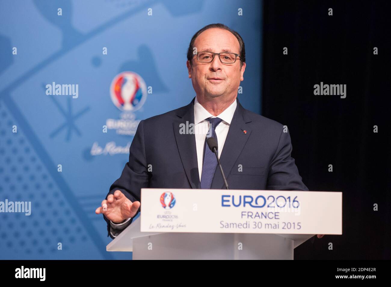 Il presidente francese Francois Hollande ha pronunciato il suo discorso durante una conferenza stampa per presentare i membri del '11 Tricolores', un comitato per promuovere l'offerta UEFA euro 2016 in Francia, presso l'auditorium dello Stade de France a Saint-Denis, vicino a Parigi, Francia, il 30 maggio 2015. Foto di Pool/ABACAPRESS.COM Foto Stock