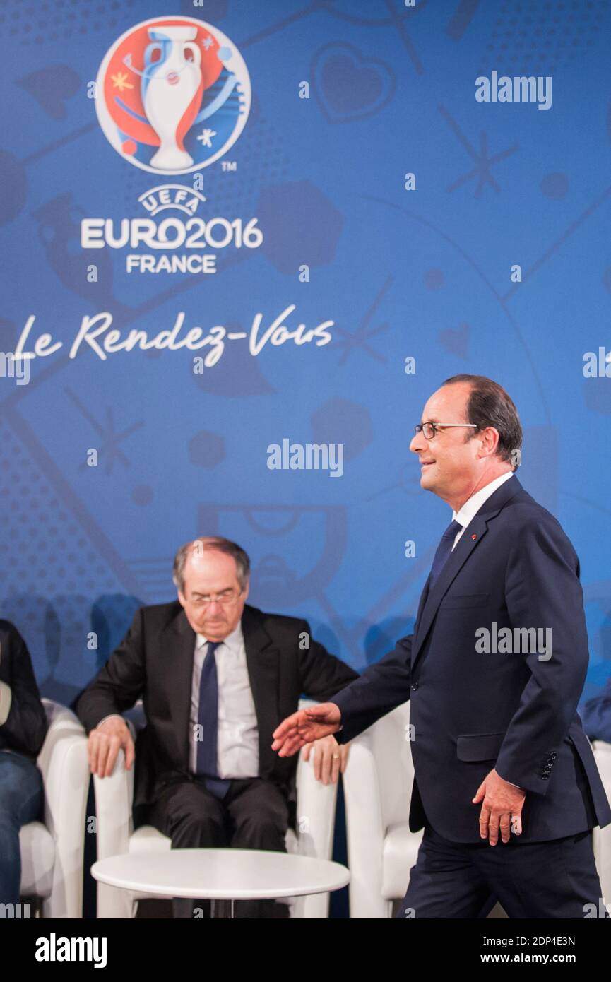 Il presidente francese Francois Hollande ha partecipato ad una conferenza stampa per presentare i membri del '11 Tricolores', un comitato per promuovere l'offerta UEFA euro 2016 in Francia, presso l'auditorium dello Stade de France a Saint-Denis, vicino a Parigi, Francia, il 30 maggio 2015. Foto di Pool/ABACAPRESS.COM Foto Stock