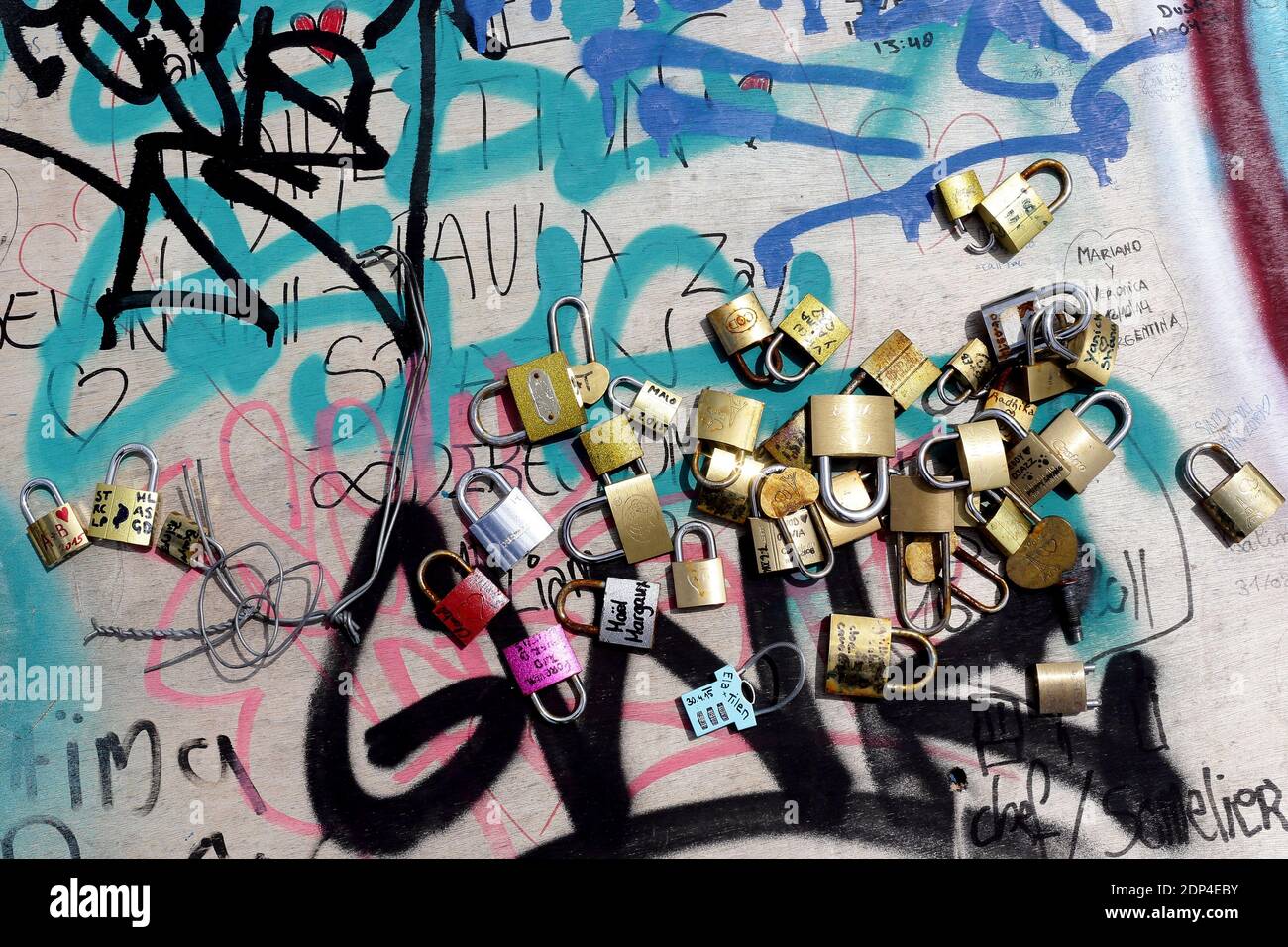 I dipendenti municipali rimuovono le barriere con lucchetti d'amore sul Pont des Arts il 1 giugno 2015 a Parigi, Francia. I funzionari di colore giallo erano fuori la mattina presto del lunedì sul Pont des Arts iconico della città, wielding le attrezzature di taglio per liberare i lucchetti mentre una manciata di turisti curiosi guardato sopra. Parigi, conosciuta in tutto il mondo come la città del romanticismo, lunedì ha iniziato il processo di rimozione di quasi un milione di lucchetti d'amore, incatenati sui ponti della città da coppie innamorate. Foto di Stephane Lemouton/ABACAPRESS.COM Foto Stock