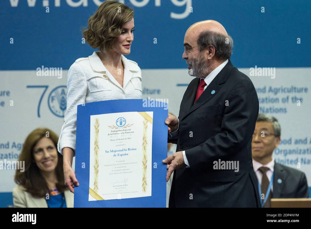 Il Direttore Generale della FAO, José Graziano da Silva, ha nominato la Regina Letizia di Spagna nuovo Ambasciatore Speciale della FAO per la Nutrizione in una cerimonia tenutasi il 12 giugno 2015 presso la sede della FAO a Roma (Italia). La nomina è stata fatta in riconoscimento dell'impegno personale della Regina a costruire un mondo libero dalla fame e dalla malnutrizione, e degli sforzi della Spagna per promuovere la sicurezza alimentare globale e nutrizionale. Riflette anche il forte interesse della Regina nella ricerca scientifica che sostiene la salute, l'istruzione e l'innovazione. In qualità di Ambasciatore Speciale, la Regina Letizia si impegnerà a sensibilizzare sulla sfida globale della fame Foto Stock