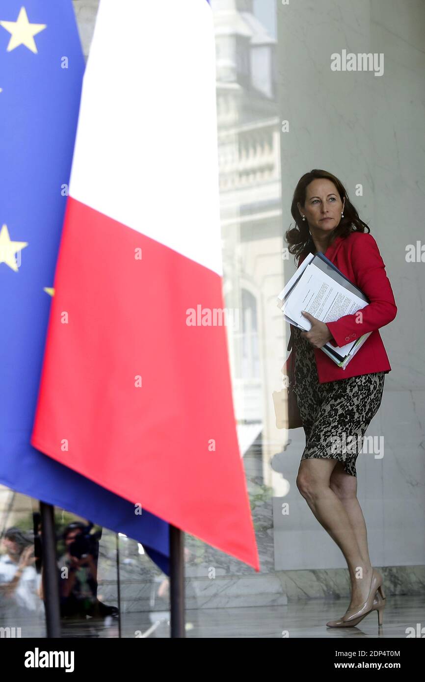 Il Ministro francese dell'Ecologia, dello sviluppo sostenibile e dell'energia Segolene Royal ha lasciato l'incontro settimanale del gabinetto presso l'Elysee Palace di Parigi, in Francia, il 10 giugno 2015. Foto di Stephane Lemouton/ABACAPRESS.COM Foto Stock