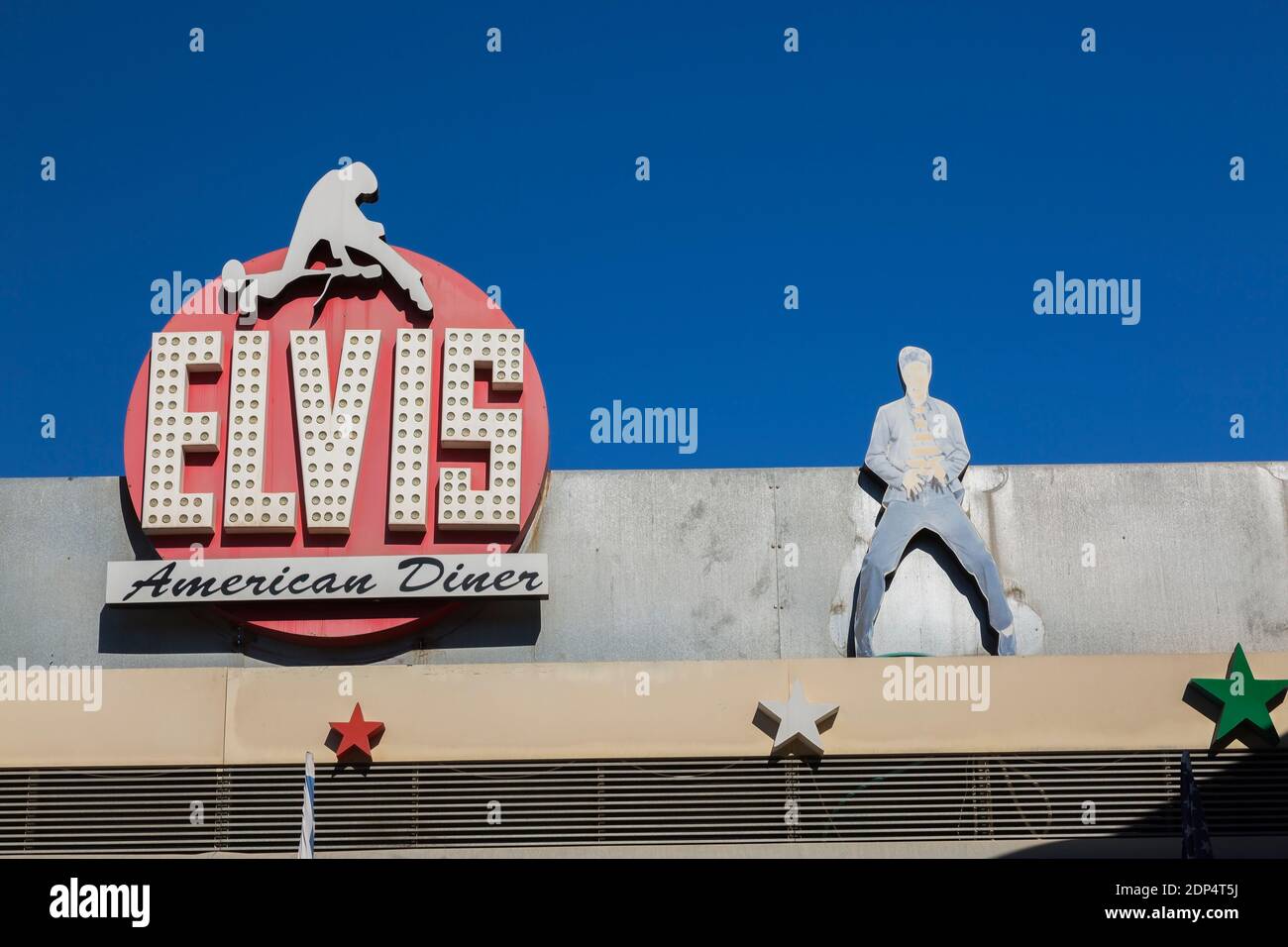 Cartello in cima alla facciata dell'Elvis American Diner, neve Ilan, Israele Foto Stock