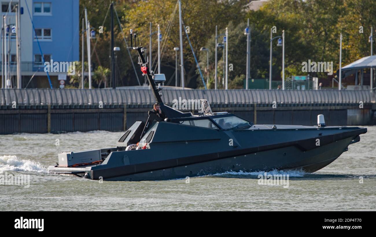 MAD Fox autonomo di superficie veicolo (drone boat) in fase di prove in mare a Portsmouth Harbour, Regno Unito il 22 ottobre 2020. Foto Stock