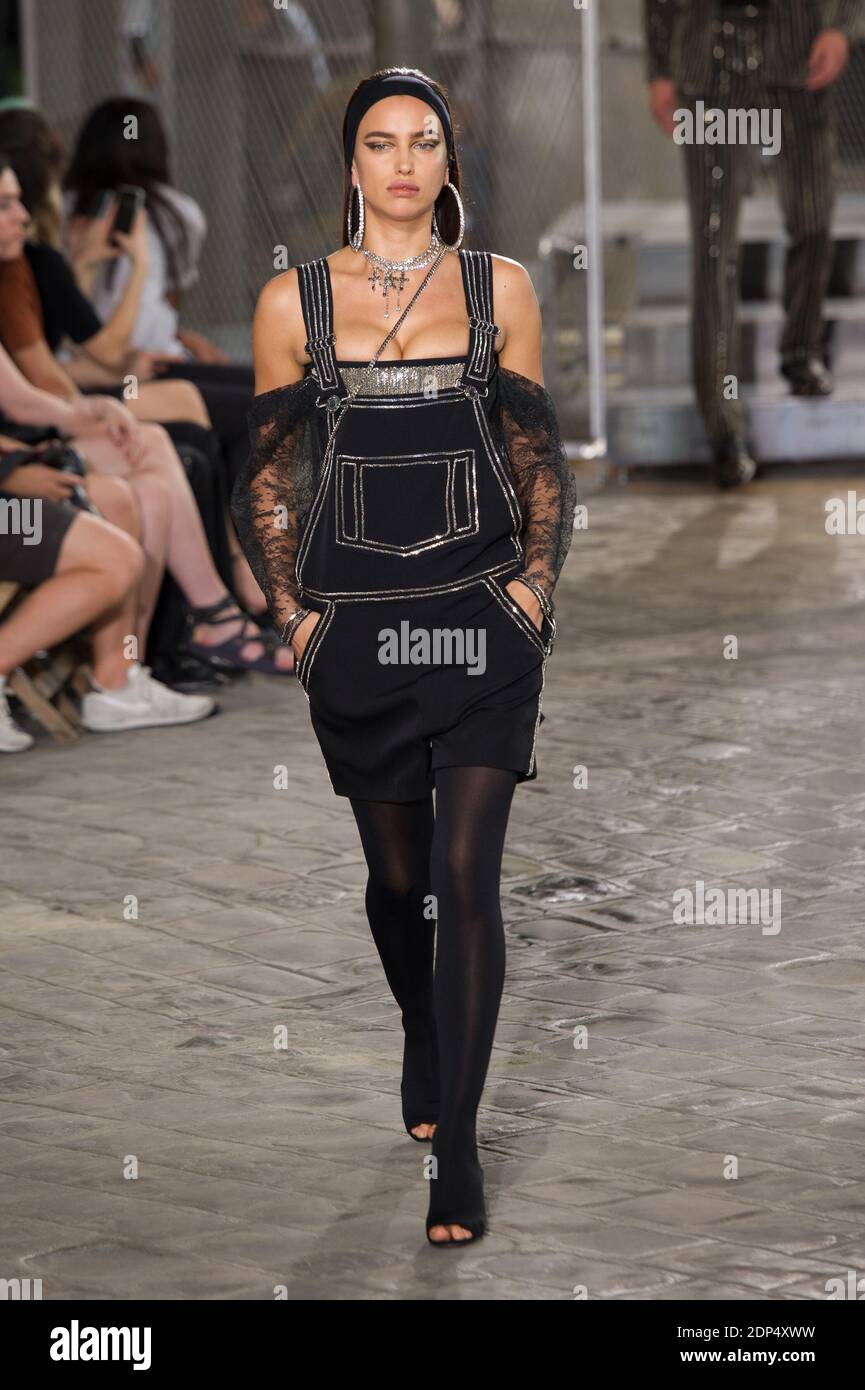 Irina Shayk presenta una creazione per la presentazione della collezione maschile Givenchy Spring - Estate 2016 tenutasi a Parigi il 26 giugno 2015. Foto di Thierry Orban/ Nicolas Briquet/ ABACAPRESS.COM Foto Stock