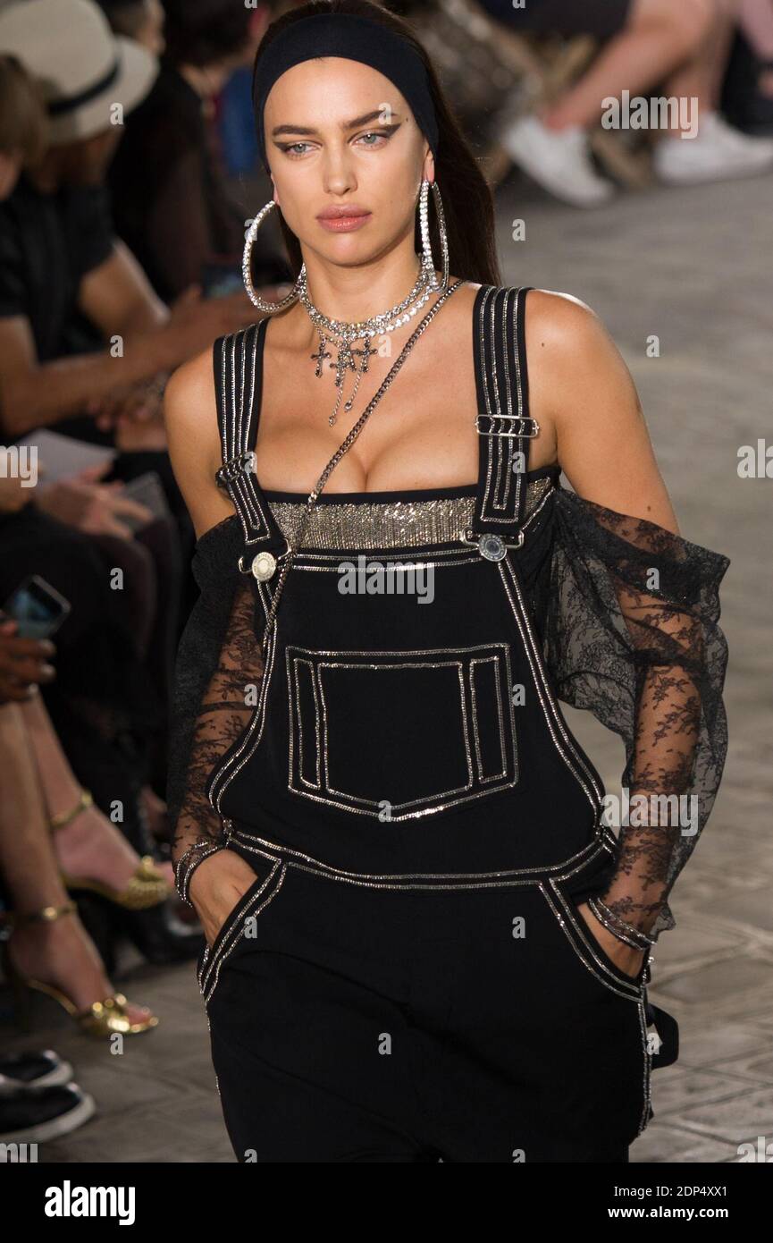 Irina Shayk presenta una creazione per la presentazione della collezione maschile Givenchy Spring - Estate 2016 tenutasi a Parigi il 26 giugno 2015. Foto di Thierry Orban/ Nicolas Briquet/ ABACAPRESS.COM Foto Stock